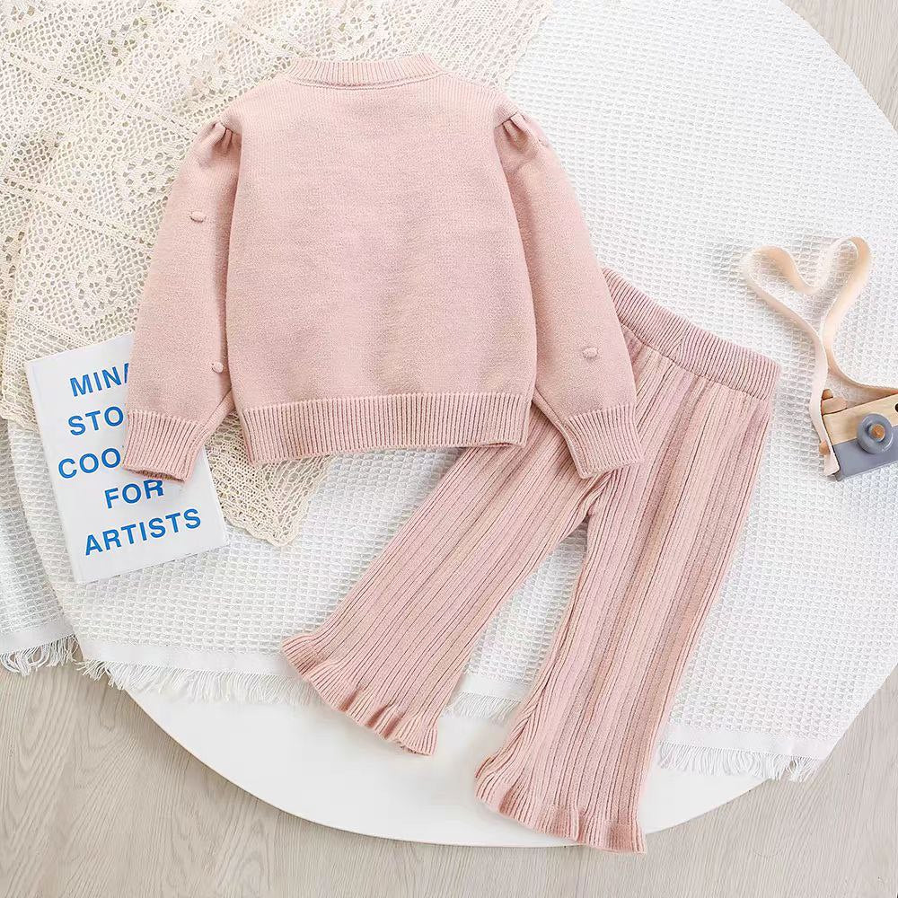 Conjunto de 2 piezas: blusa tejida decorada con flores y pantalón tejido acanalado.