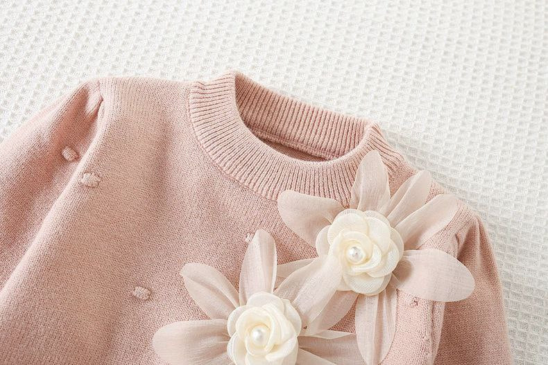 Conjunto de 2 piezas: blusa tejida decorada con flores y pantalón tejido acanalado.