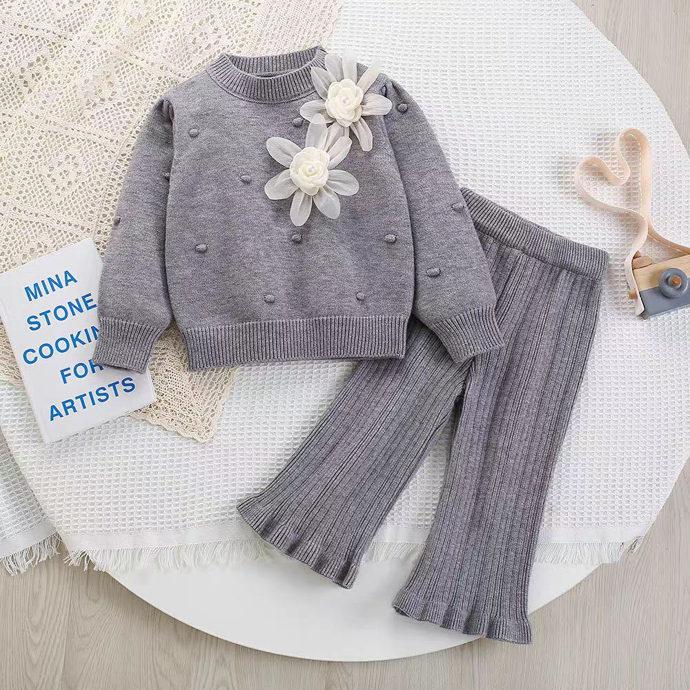 Conjunto de 2 piezas: blusa tejida decorada con flores y pantalón tejido acanalado.