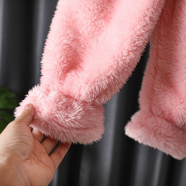 Conjunto de 2 piezas: chaqueta de terciopelo con estampado de fresas y pantalón de terciopelo.