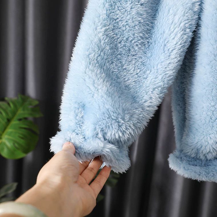 Conjunto de 2 piezas: chaqueta de terciopelo con estampado de fresas y pantalón de terciopelo.