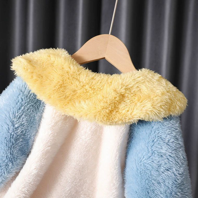 Conjunto de 2 piezas: chaqueta de terciopelo con estampado de fresas y pantalón de terciopelo.