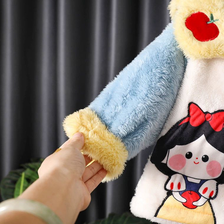 Conjunto de 2 piezas: chaqueta de terciopelo con estampado de fresas y pantalón de terciopelo.