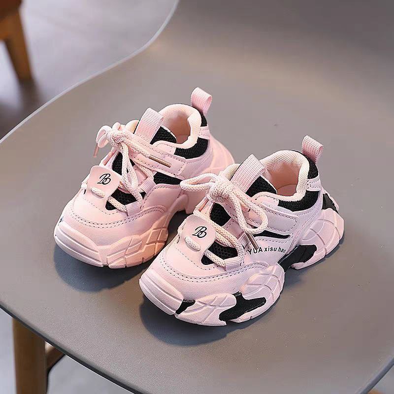 حذاء بتصميم رياضي عصري