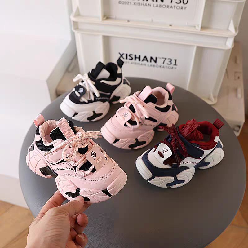 حذاء بتصميم رياضي عصري