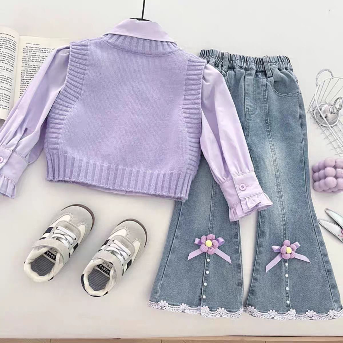Conjunto de 3 piezas: blusa de mangas abullonadas, chaleco tejido decorado con perlas y pantalón vaquero.