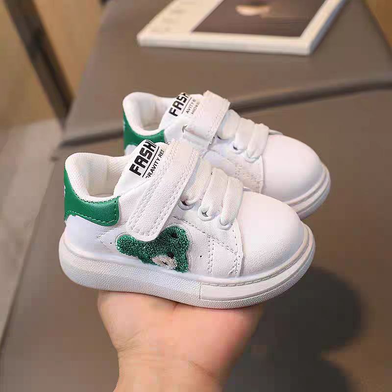 حذاء رياضي بتصميم كلاسيكي