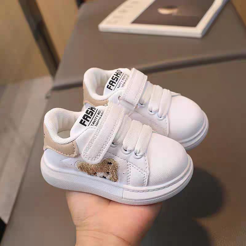 حذاء رياضي بتصميم كلاسيكي