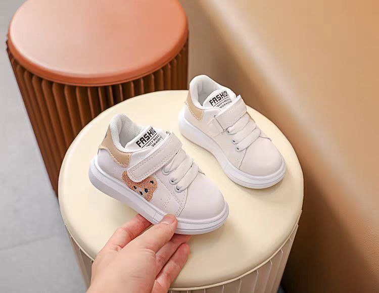 حذاء رياضي بتصميم كلاسيكي