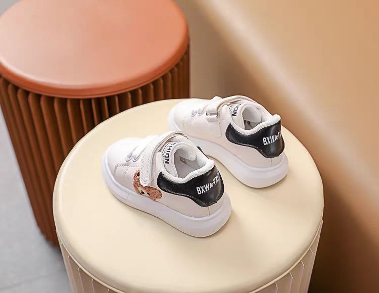 حذاء رياضي بتصميم كلاسيكي