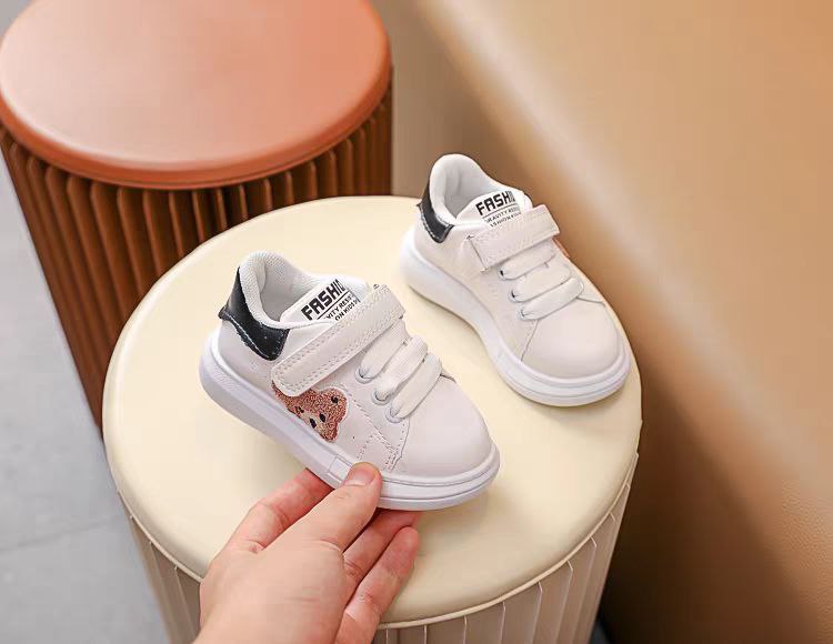 حذاء رياضي بتصميم كلاسيكي