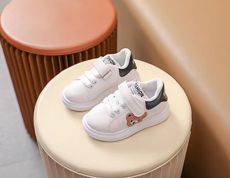 حذاء رياضي بتصميم كلاسيكي