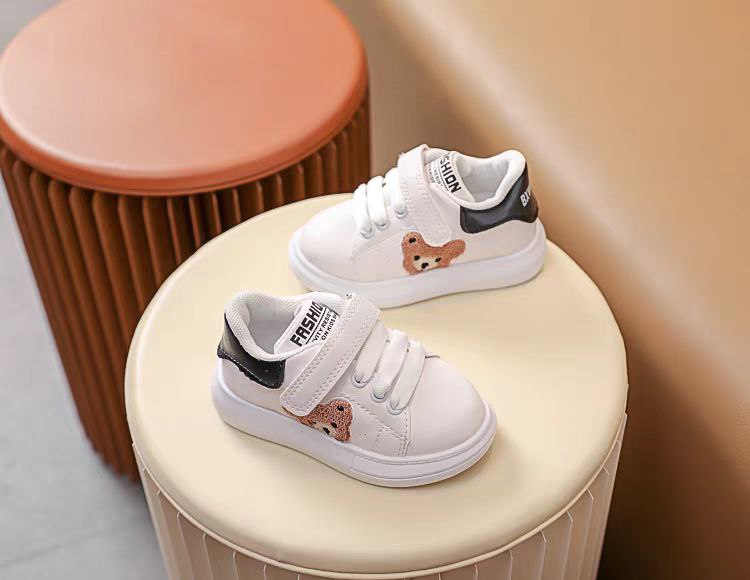 حذاء رياضي بتصميم كلاسيكي