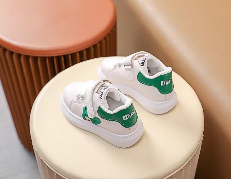 حذاء رياضي بتصميم كلاسيكي