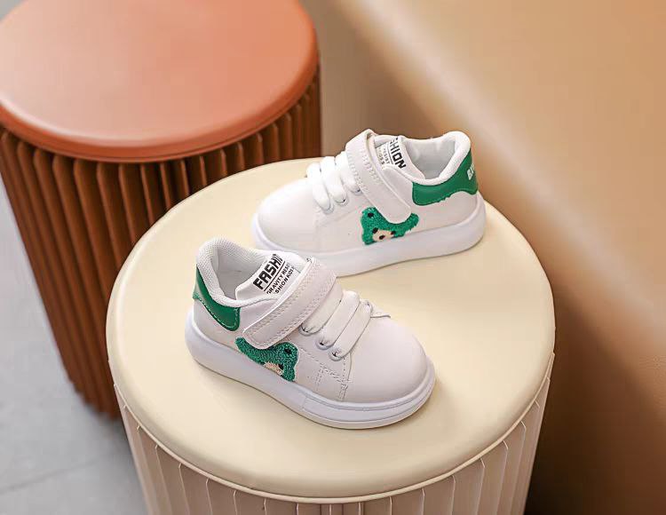 حذاء رياضي بتصميم كلاسيكي