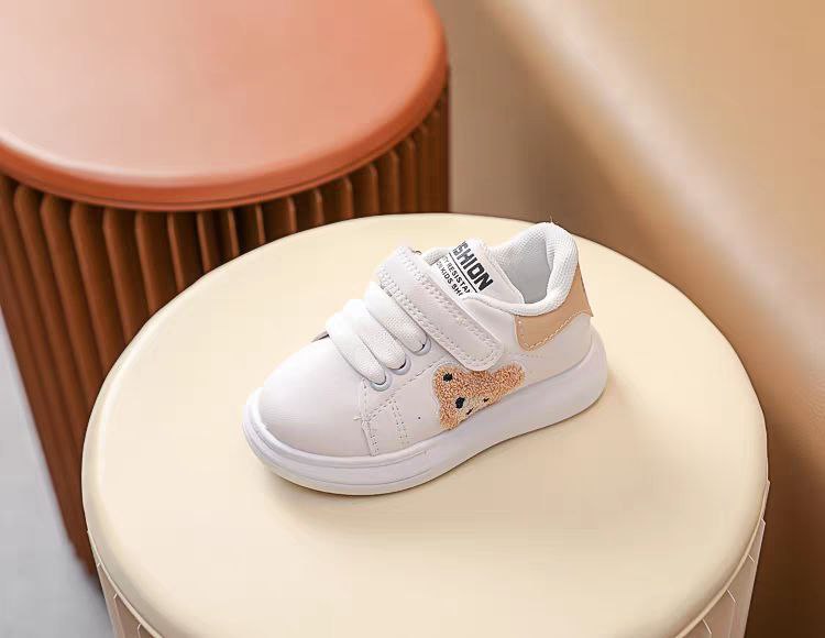 حذاء رياضي بتصميم كلاسيكي