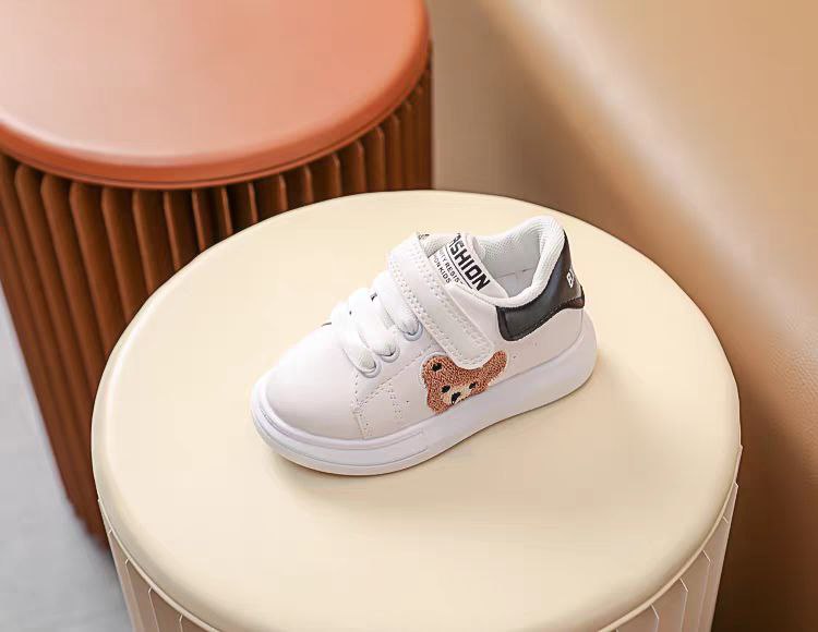 حذاء رياضي بتصميم كلاسيكي