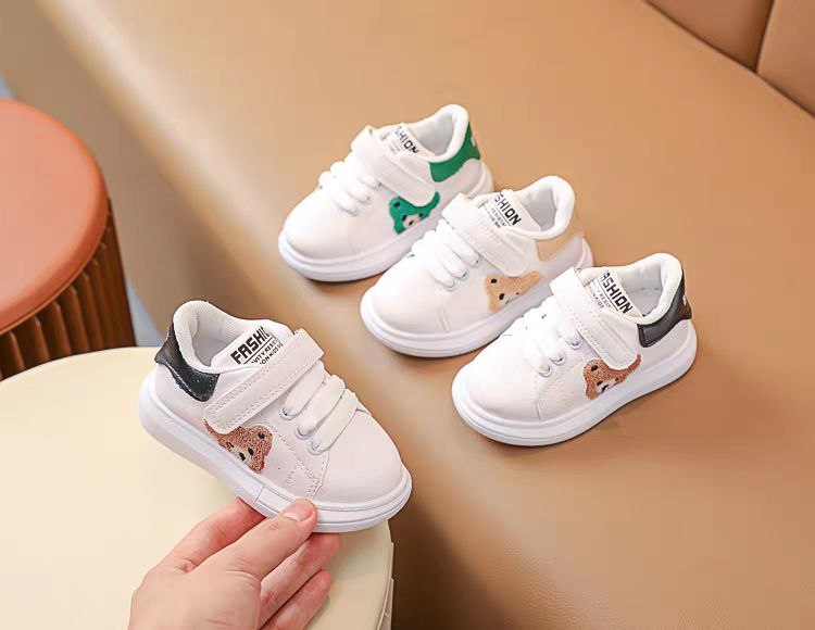 حذاء رياضي بتصميم كلاسيكي