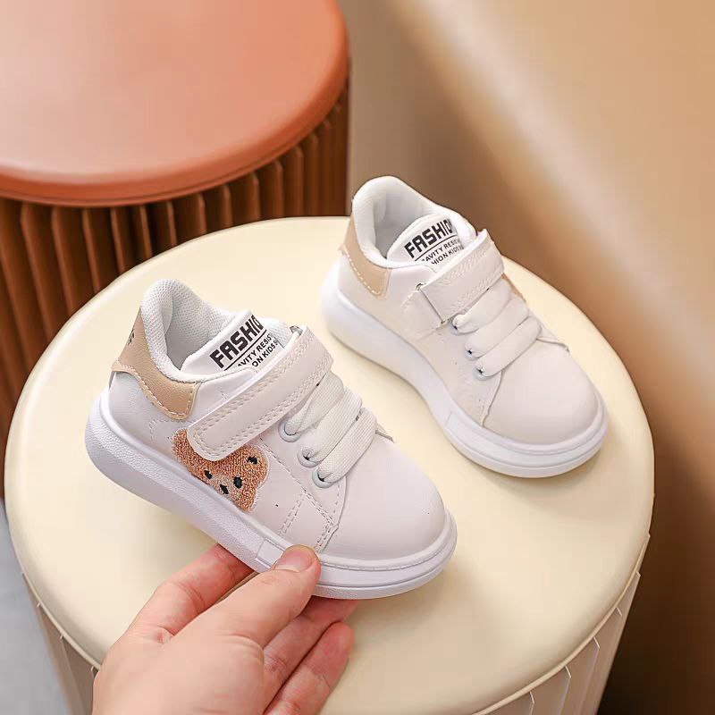 حذاء رياضي بتصميم كلاسيكي