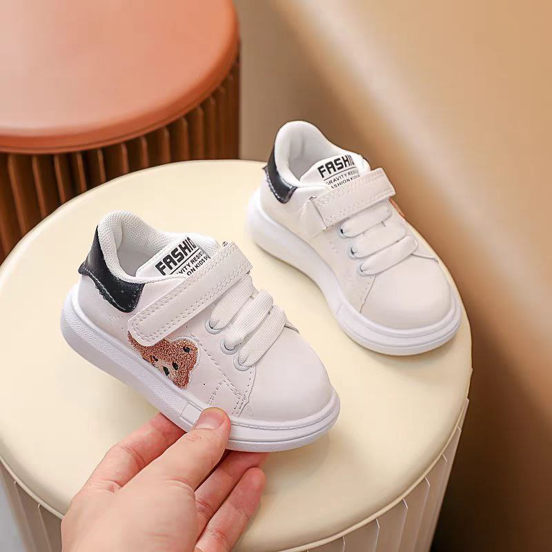 حذاء رياضي بتصميم كلاسيكي