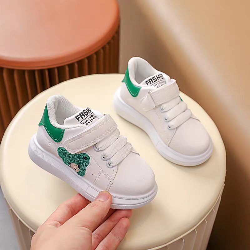 حذاء رياضي بتصميم كلاسيكي