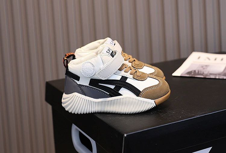 حذاء رياضي بتصميم عصري للأطفال