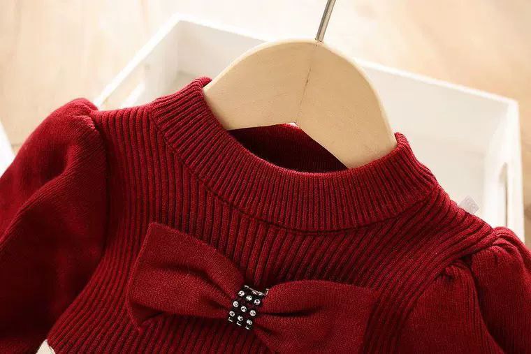 Vestido de invierno cálido con diseño de lazos de satén.