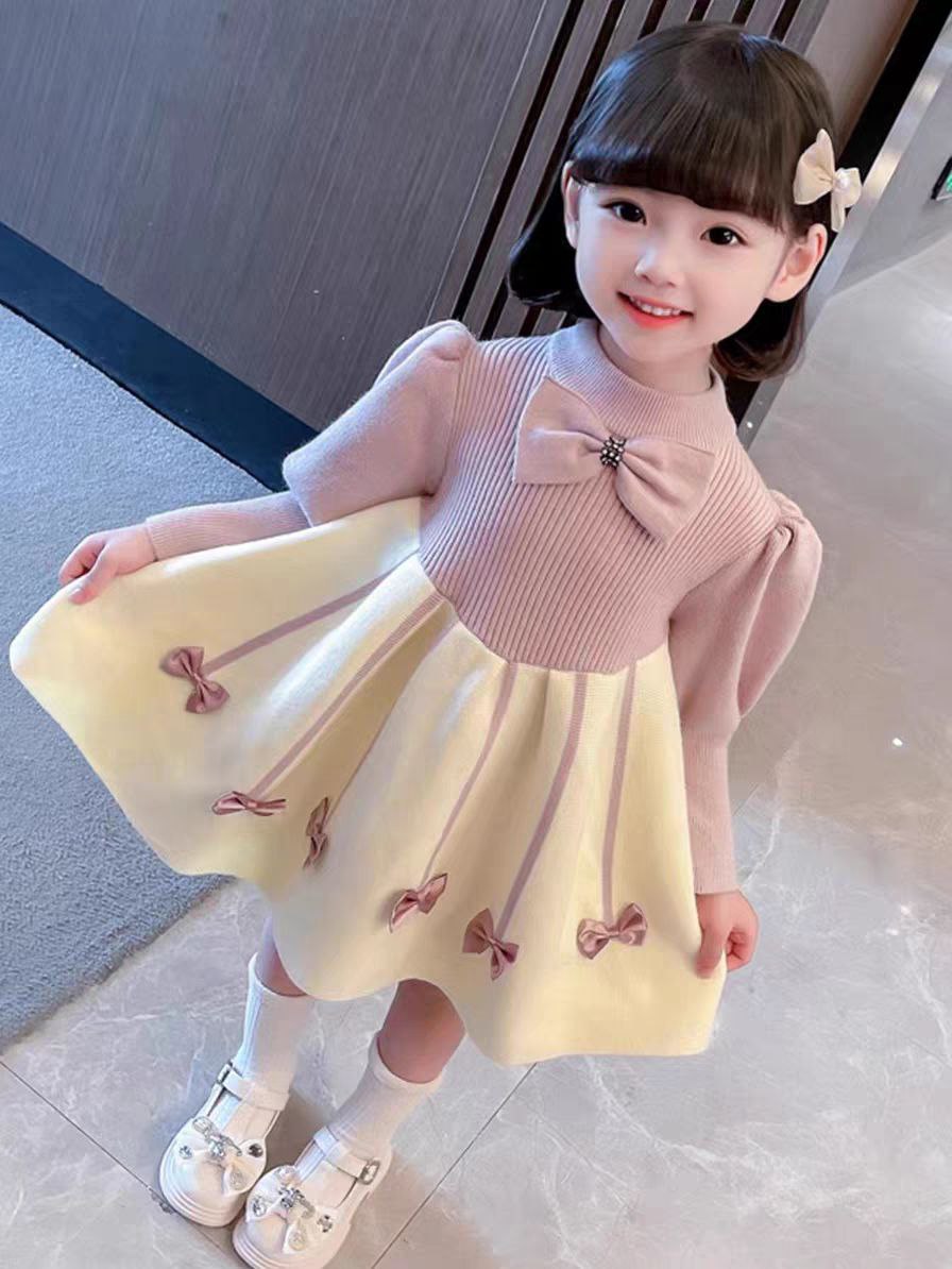 Vestido de invierno cálido con diseño de lazos de satén.