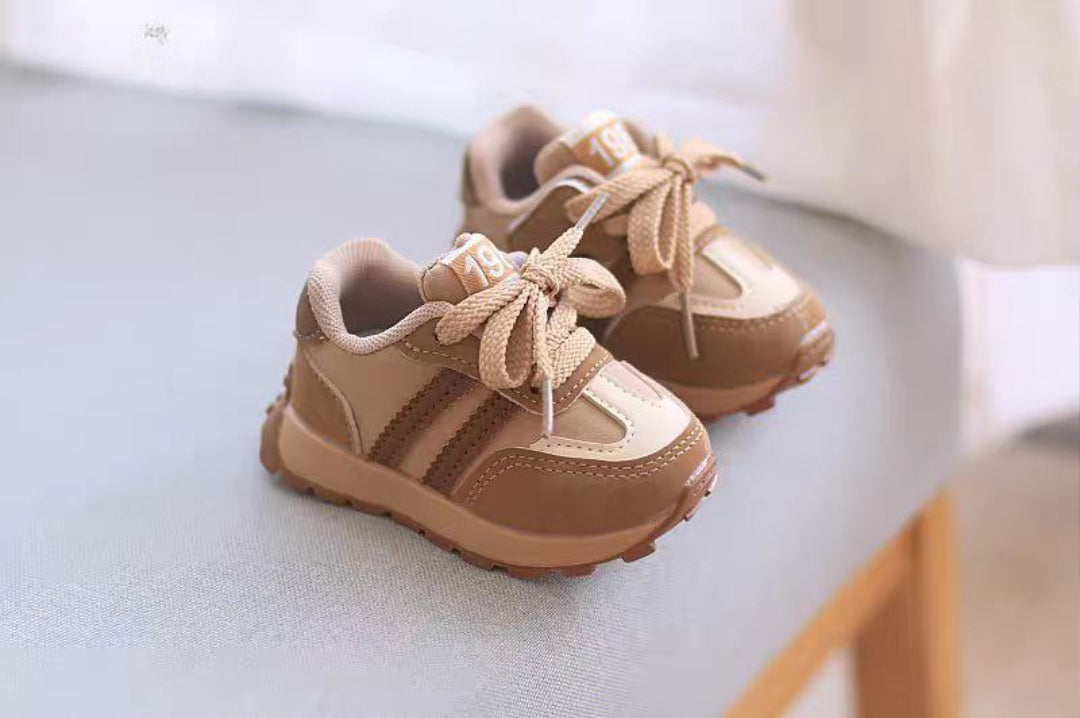 حذاء بتصميم رياضي عصري للاطفال