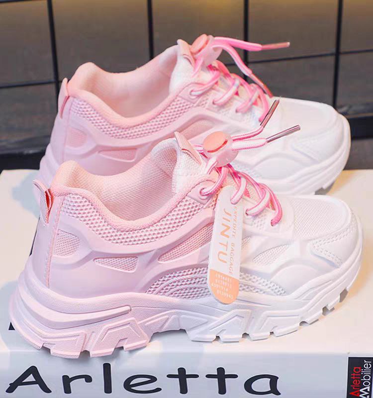 حذاء بتصميم رياضي عصري