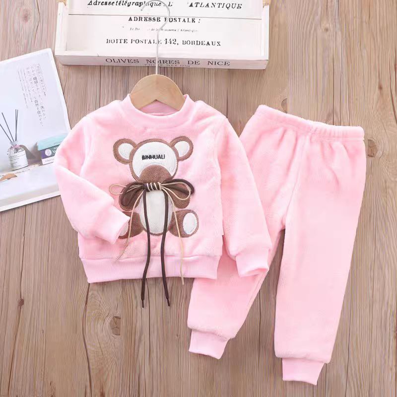 Conjunto de invierno adorable con diseño de conejito que enamora.