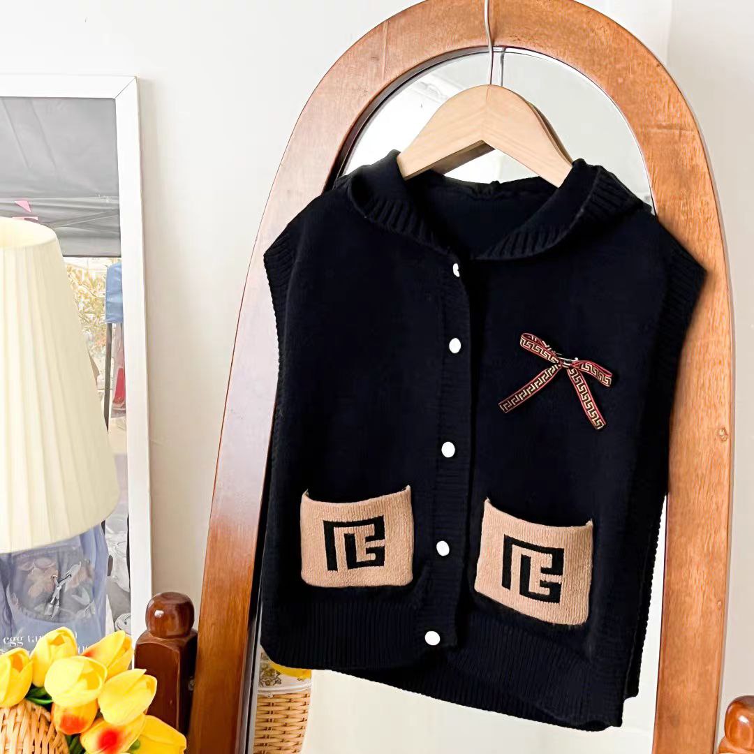 Conjunto de 2 piezas con diseño elegante y cuello clásico.