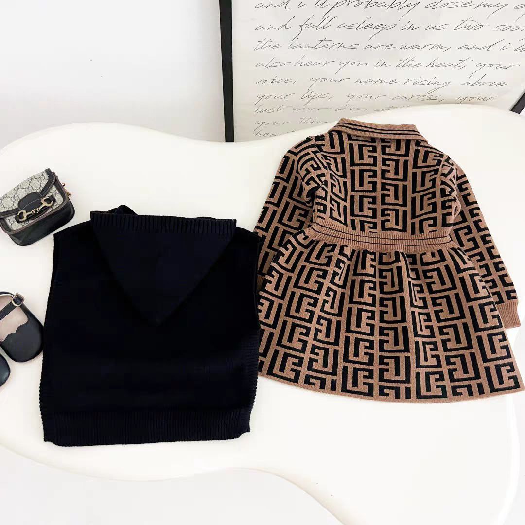 Conjunto de 2 piezas con diseño elegante y cuello clásico.