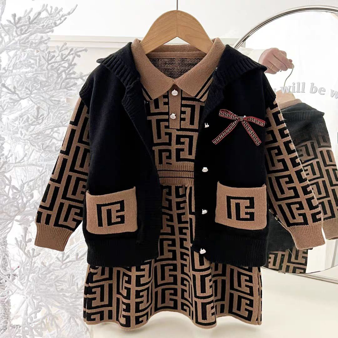 Conjunto de 2 piezas con diseño elegante y cuello clásico.