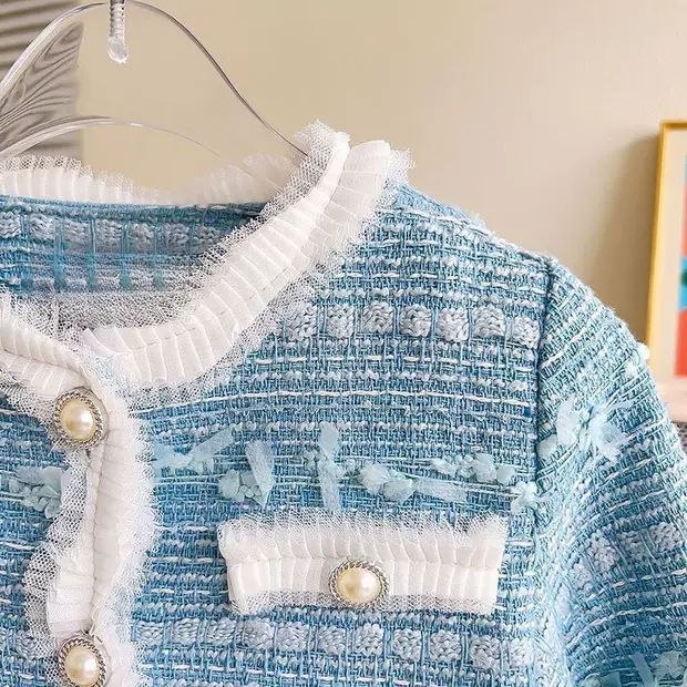 Conjunto de 2 piezas moderno: chaqueta y pantalón vaquero.