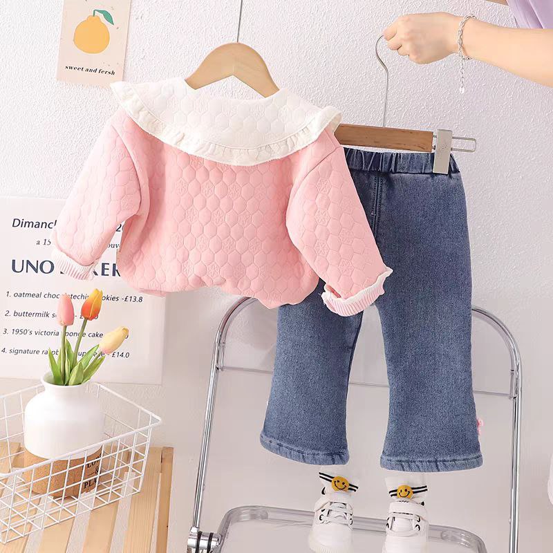Conjunto moderno rosa de 3 piezas para niñas: suéter, camiseta y pantalón vaquero.