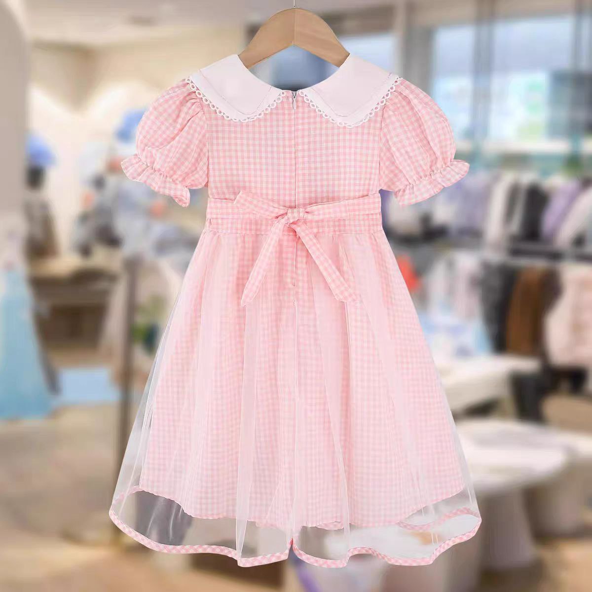 Vestido de verano de ensueño: suavidad en tonos pastel y elegancia de princesa.