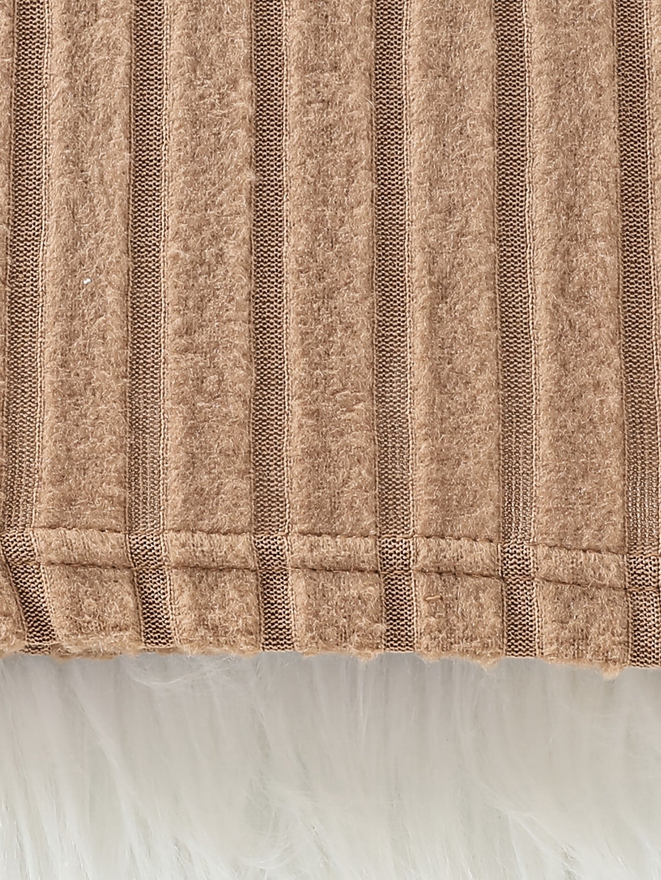 Vestido de invierno en color suave con detalles de piel moderna y bolso pequeño a juego ❄️🎀