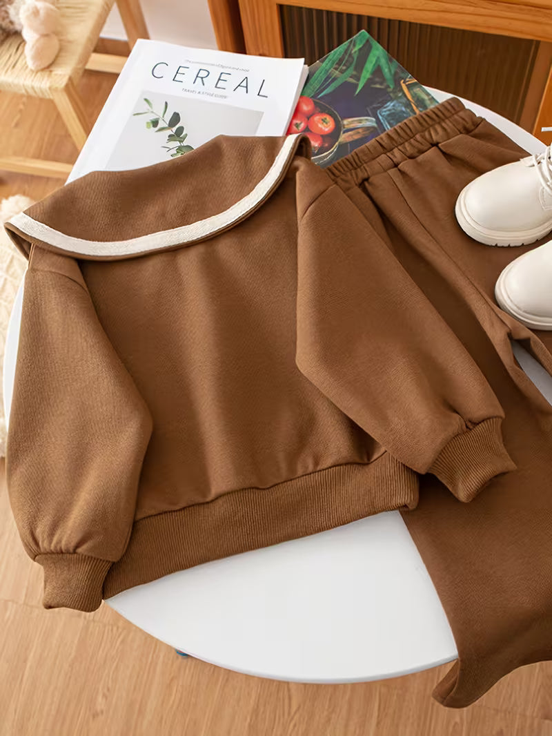 Conjunto cálido de 2 piezas con diseño moderno.