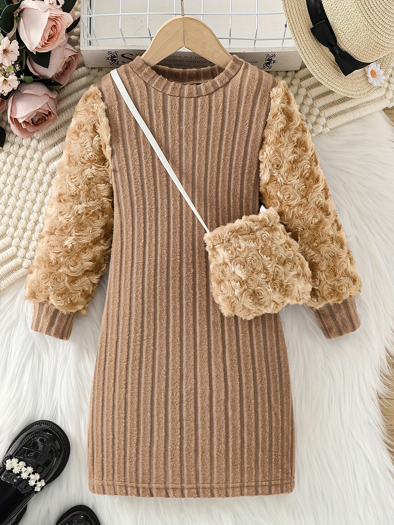 Vestido de invierno en color suave con detalles de piel moderna y bolso pequeño a juego ❄️🎀