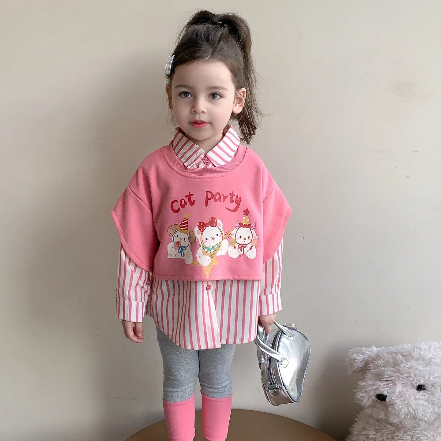 Conjunto de 3 piezas: suéter corto, camisa a rayas y chaleco de colores.