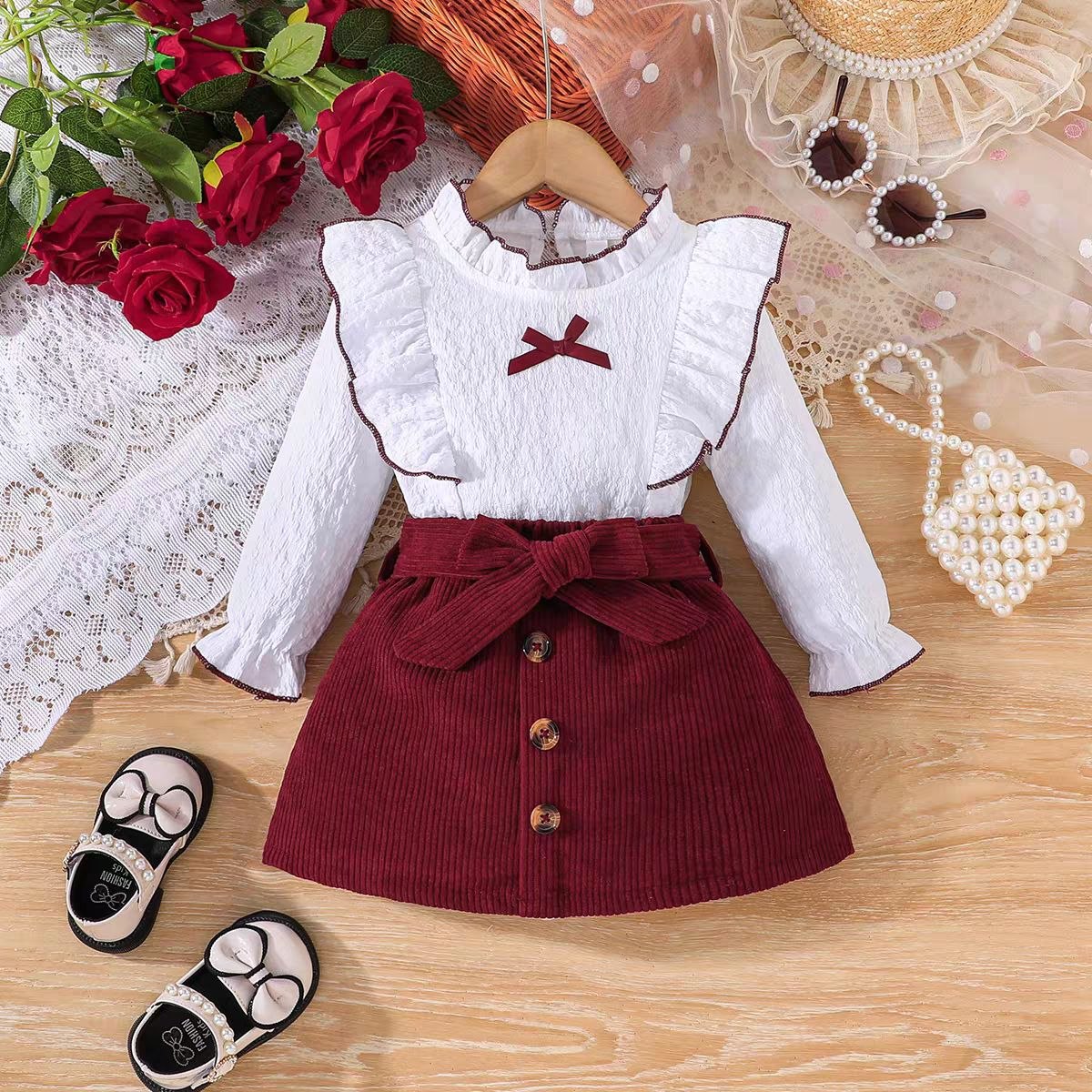 Conjunto de 2 piezas: blusa blanca con volantes y falda de pana con lazo 🤍🎀