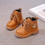 بوت شتوي بتصميم عصري مع رسمة دبدوب جانبية