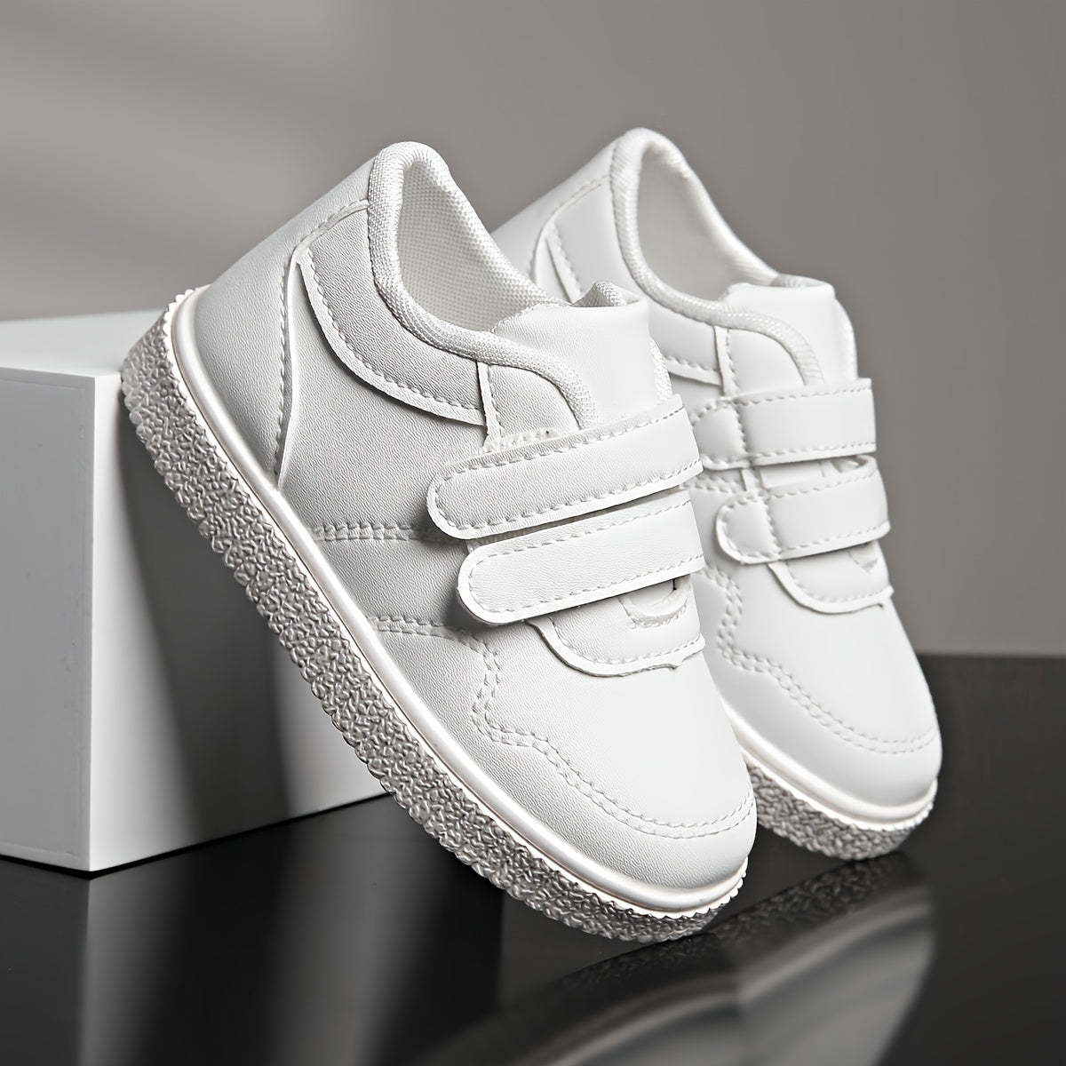 حذاء أبيض بتصميم عصري خفيف