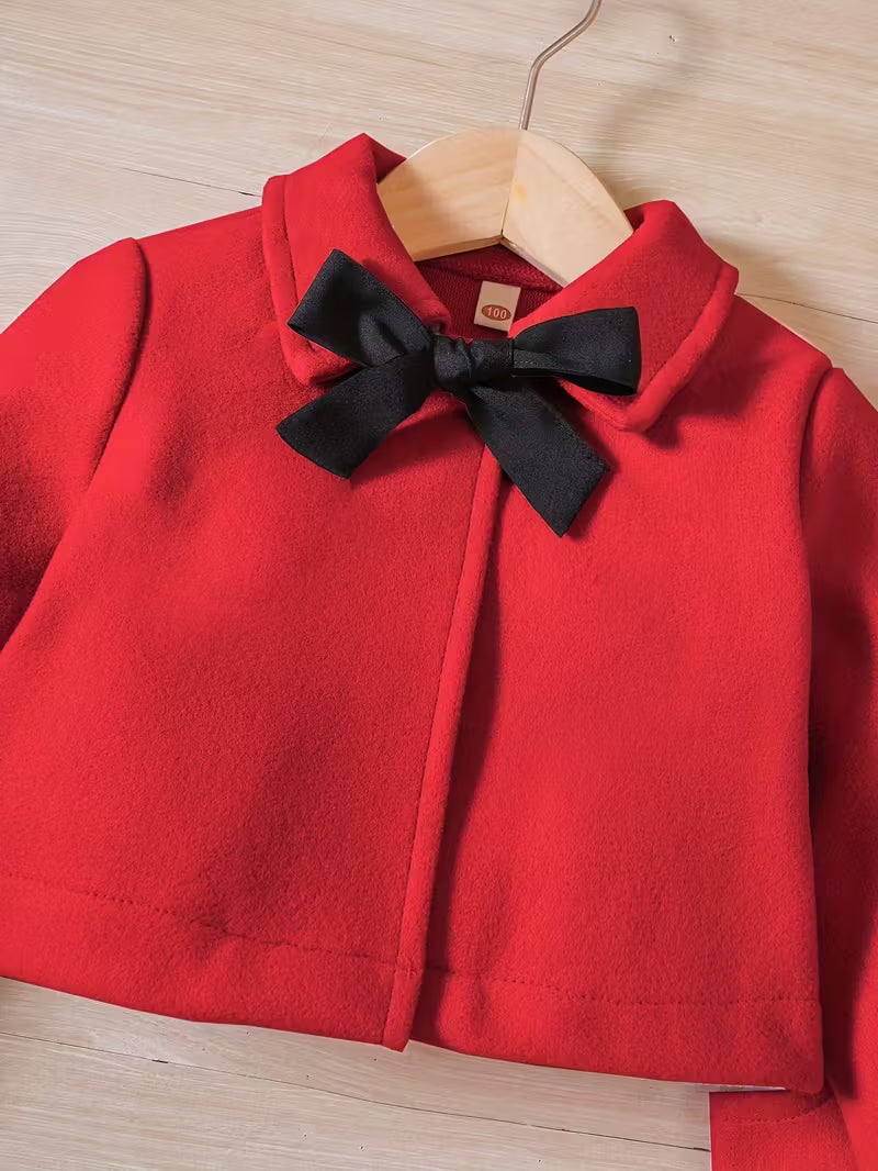 Conjunto elegante de 3 piezas: vestido, chaqueta y gorro en color rojo burdeos.