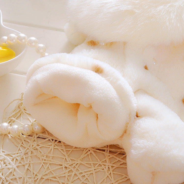 Abrigo de invierno de piel sintética suave con diseño clásico y moderno.