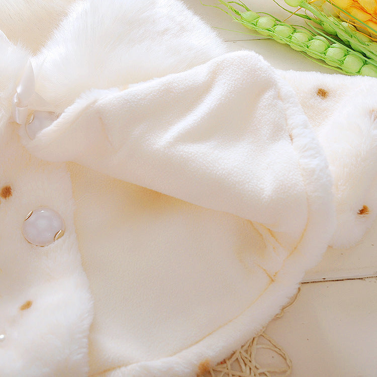 Abrigo de invierno de piel sintética suave con diseño clásico y moderno.