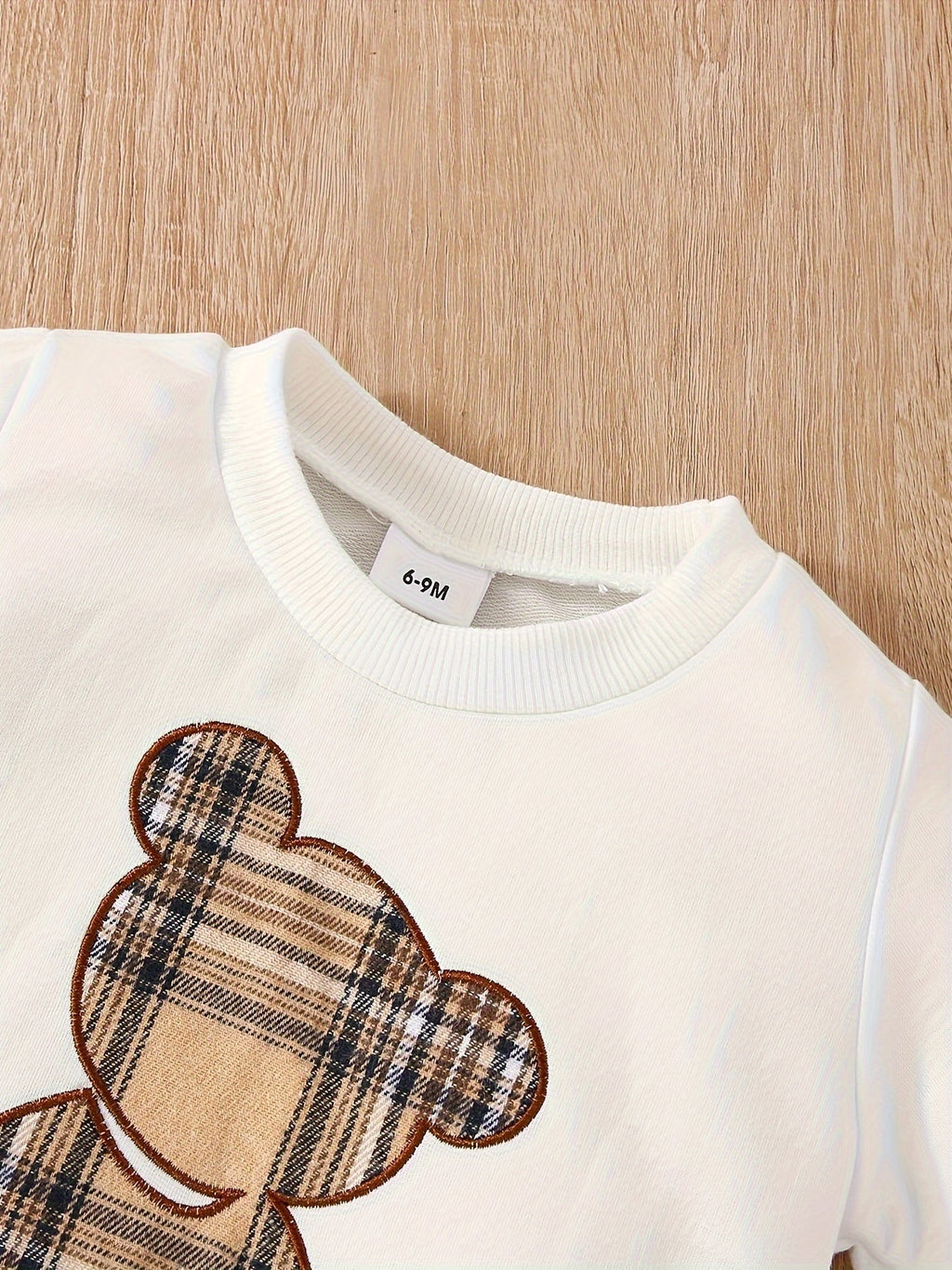 Conjunto infantil de invierno elegante con diseño de osito clásico y estampado de cuadros