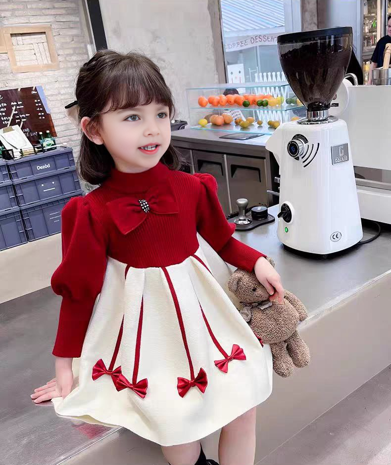 Vestido de invierno cálido con diseño de lazos de satén.