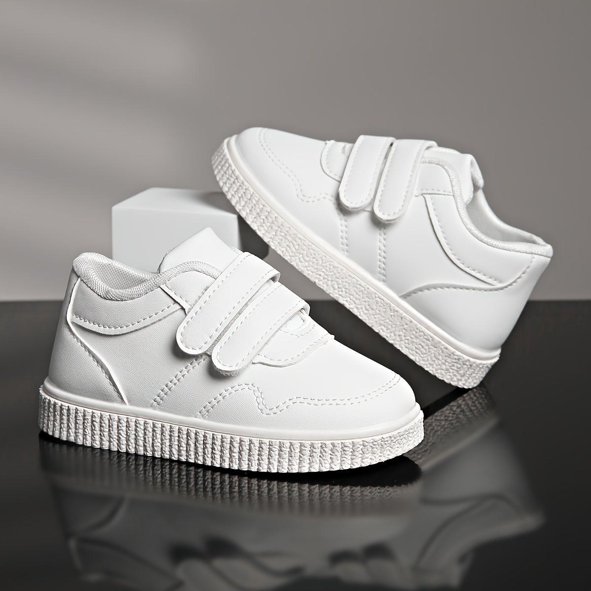 حذاء أبيض بتصميم عصري خفيف